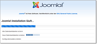Falls sich der obere Fortschrittsbalken nach wenigen Minuten nicht mehr weiterbewegt, ist die Joomla!-Installation hängen geblieben; wahrscheinlich weil die PHP-Ausführungszeit für das Anlegen der Datenbanktabellen zu knapp war.